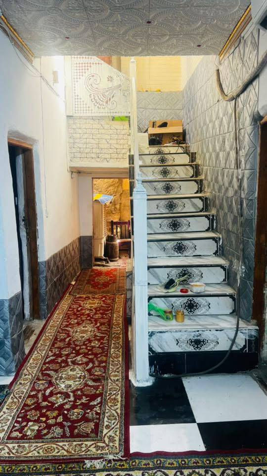 اللهم صلي على محمد وآل محمد
الدار للبيع المساحة 200طابو صرف تفاصيل البيت صاله وستقبال وصحيات داخلي وخارجي وحديقه ومطبخ وتارك وحوش وغرفتين البيت وصطح الاساس طب كونكريت وسقف عكاده  المكان ابو صخير غلف اعدادي الصناعه قرب مرقد سيد حسن المقتدر  سعره مناسب جداً يعني سعر الطابو الزراعي اغله منه  الاستفسار ***********
