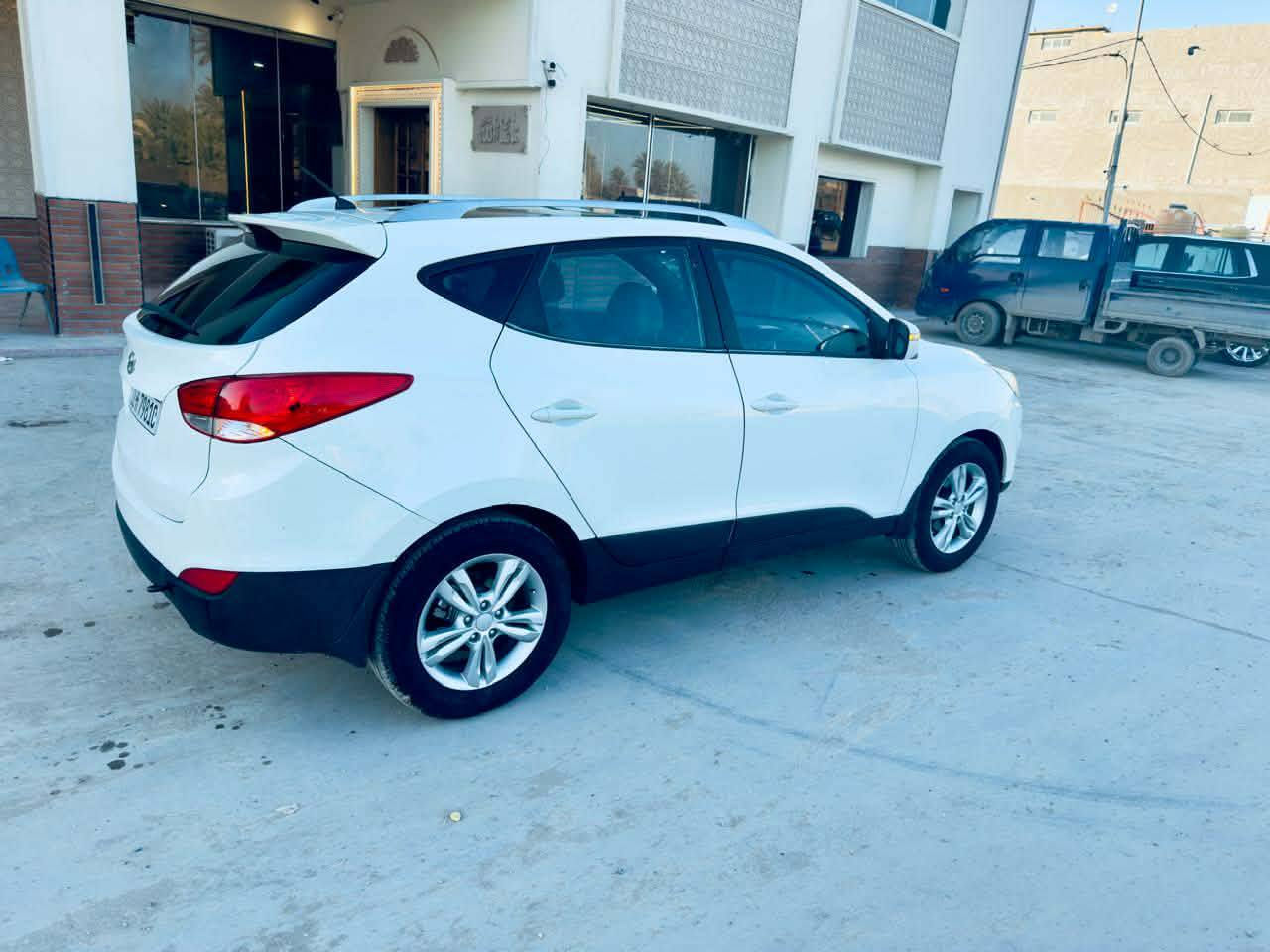 السلام عليكم توسان موديل  للبيع   2011 بيها بس قطعه واحده كلير السياره كلش جديده.   فول مواصفت للاخير السياره جاهزه حداديه مكينه كير جديد تايرات جديده اللون ابيض رقم اربيل الجديد تريد وكاله تحويل مباشر        العنوان بابل      هذا الرقم*********** اوبي واتساب
