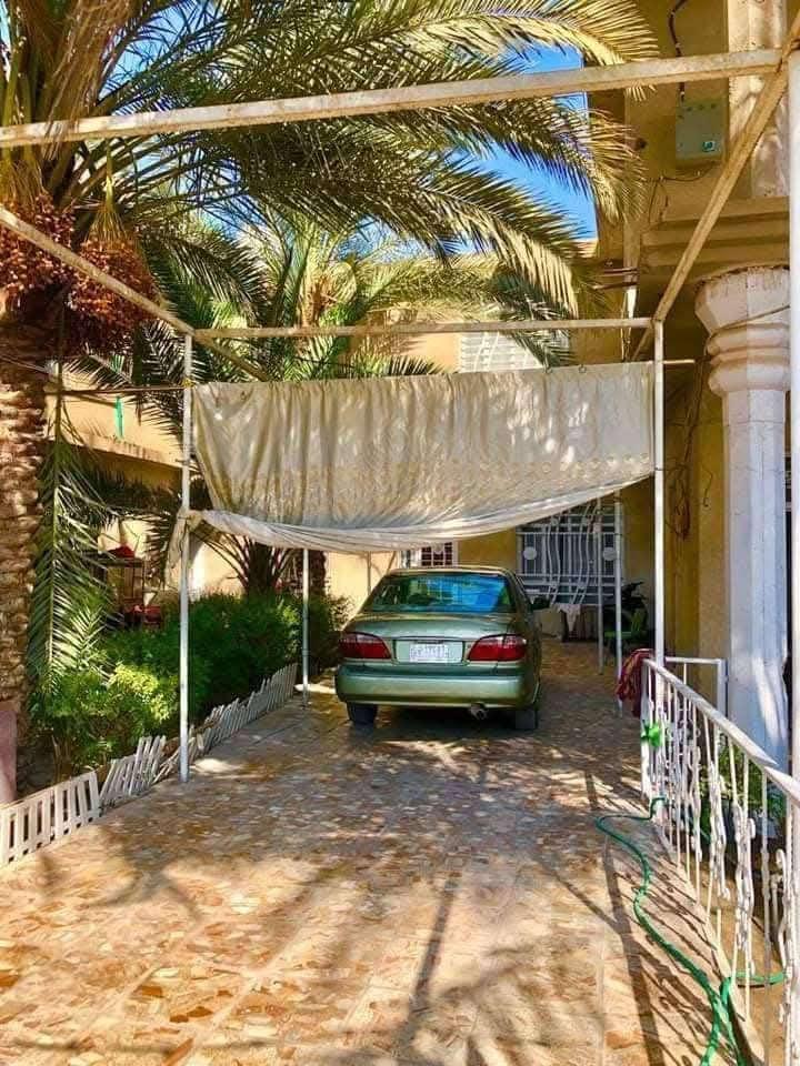 السلام عليكم
بيت مساحه ٤٥٠  يحتوي ع شقتين فوك والطابق الأرضي يحتوي ع غرفتين وصاله واستقبال ومطبخ حراري وبارد وحمامات خارجيه  وحمام داخلي ويحتوي ع كراج  ويحتوي ع سويت يتكون من  صاله وغرفه وحمام   عنوان كربلاء طريق بغداد عامود ١٥٩  ع طريق الخدمي 
سند ٢٥
تفاصيل:***********
