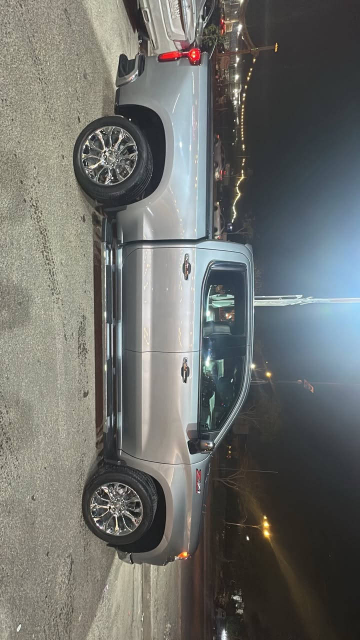 سلام عليكم 
شوفرليت سلفرادو ltz 2023 z71
باب طويل بدي قصير المرغوب 
محرك 5300 
رقم اربيل

المواصفات 
مقاعد جلد وكهرباء 
مقاعد تدفئة + تبريد
رادارات امامي وخلفي
نقاط عمياء
مري كهرباء 
سستم سماعات bose
الباب الخلفي كهرباء
5 كاميرات 360 درجة
دفع رباعي 4x4
مثبت سرعة وتحديد مسار
مقعد السائق هزاز مع التنبيه
وباقي المواصفات معروفة اكيد

البنيد مبدل وباقي القطع نفسها مثل ما موضح بصور الحادث
الراديتر نفسه البلاد ما مبدل ما واصلة شي
ماشية السيارة 53000 ميل 

***********

السعر 35 وبي مجال
