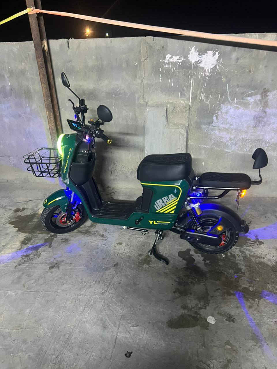 السلام عليكم دراجه شحن R9 للبيع بطاريات نضيف 32 امبير مديل 2025 الكهربائيات شغاله كله ابلاتوث +هورن + دبل اشاره + لايت عالي وناصي. شاحنه اصليه امرايات سله مكاني بصره سفوان السعر 425 وبيه مجال  الرقم   ***********  فقط واتساب
