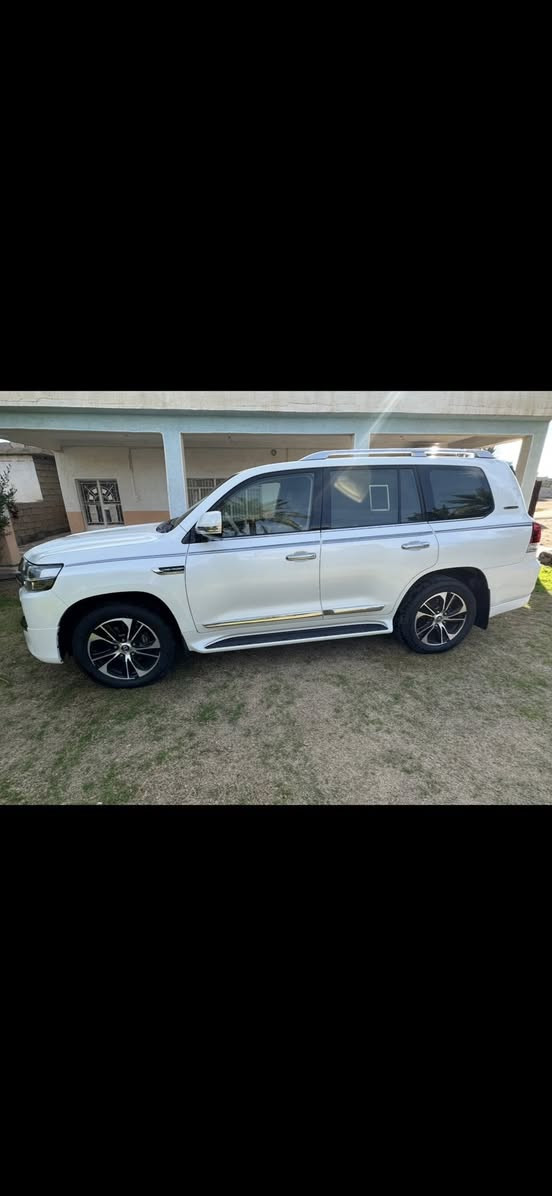 سلام وعليكم لاندكروز مديل 2021 يعني آخر صدار بهاذا لشكل محرك 8 سلندر 4600 سياره كلش جديده مكفوله من لصبغ ولبارد حته لدعاميات مكفول مواصفات ساز صندوق كهربائي باب خلفي شفط شاشات بلادي تطبيق هواي بيها مواصفات ماشيه 92 الف رقم لسياره حلو مرتب سعر 
$600 وبيها مجال حك لجيه ديالئ ‭

‭0773 934 8594‬
