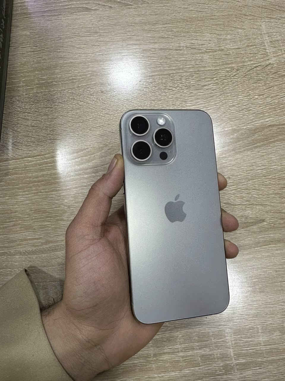 ابفون 15 برو ماكس شرق الاسط
ذاكره 256
بطاريه 87
السعر 950 الف 
بي فقط ضربه بل شاشه كادم عينك 
نضيف الجهاز 
اتصال ***********
