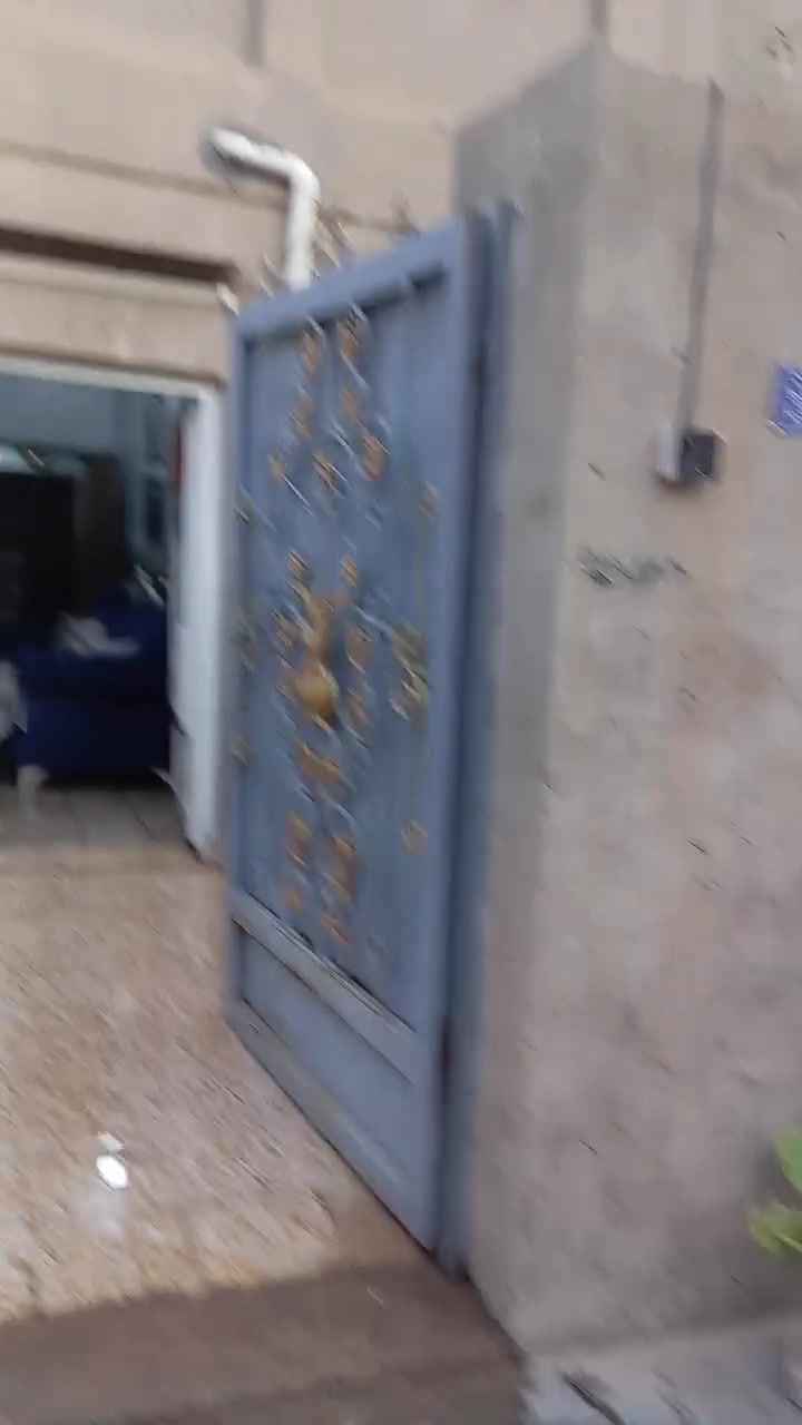 بيت للبيع مساحته 135متر طابق واحد 3غرف نوم واصاله واستقبال ومطبخ وحمام
منطقه السلام خلف شارع النسيج
ملاحظه يرهم. بيع أو مراوس  شرقيه الجمعيه الطشاش حي الجامعه
الاستفسار الاتصال
***********
