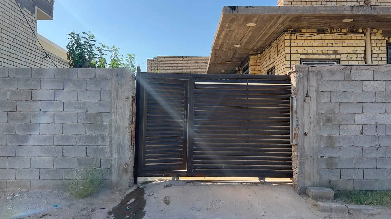 بيت للبيع او المراوس خلف جامعة العميد
بيت للبيع او المراوس 
موقع البيت خلف جامعة العميد بعد فرع قرية ال جميل يبعد عن نهر الهنيديه 50 متر 
مساحته 300 م واجهه 25 ونزال 12 طابق واحد 
يحتوي على مدخلين باب سلايد وباب صغير 
كراج + حديقه+ حمام خارجي 
موزع + استقبال كبير + مطبخ حار بارد مع ملحقاته + صاله
غرفتين نوم واحده نظام سويت 
مجمع صحيات 
درج وبيتونه 
يحتوي البيت على ممر محيط به عرض متر 
البيت بناء حديث طابوق سنه 2024 وجدران بورسلين وارضية المنزل بورسلين مع حديقه داخليه تصلح شلال مستقبلا 
البيت مزود ب سبالت 
مع بئر ماء 
الخدمات 
شارع تبليط عرض 10 متر + كهرباء وطني مولده + مجاري وماء وخدمة انترنت 

للاستفسار والتواصل الاتصال على الرقم
***********
