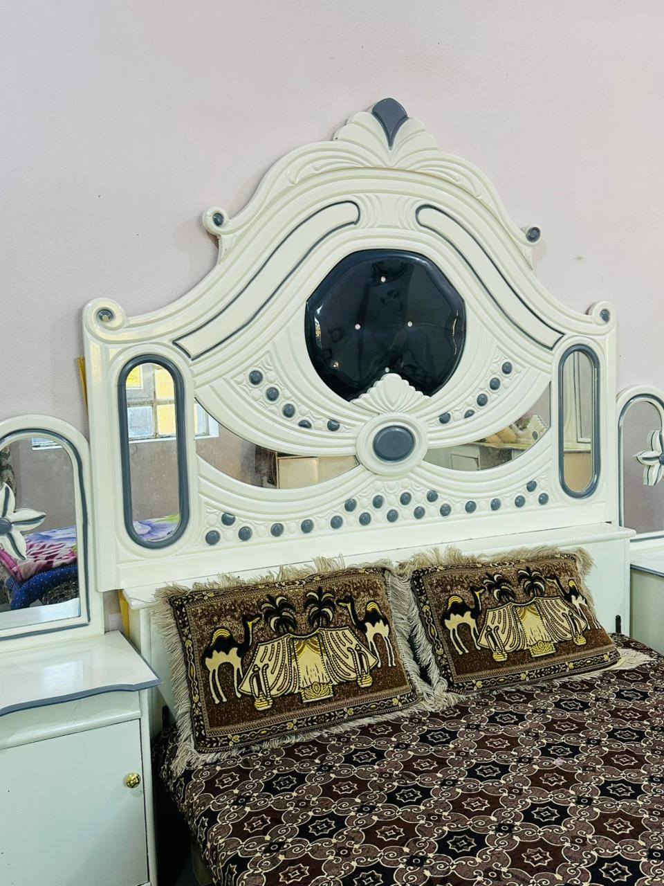 السعر جدا مناسب توجد غرفه نوم توج خشب عراقي لون ابيض صبغ حراري السعر 650
وبيها مجال بسيط العنوان الرمانه منطقة البوعبيد للاستفسار *********** ادمن وافق
