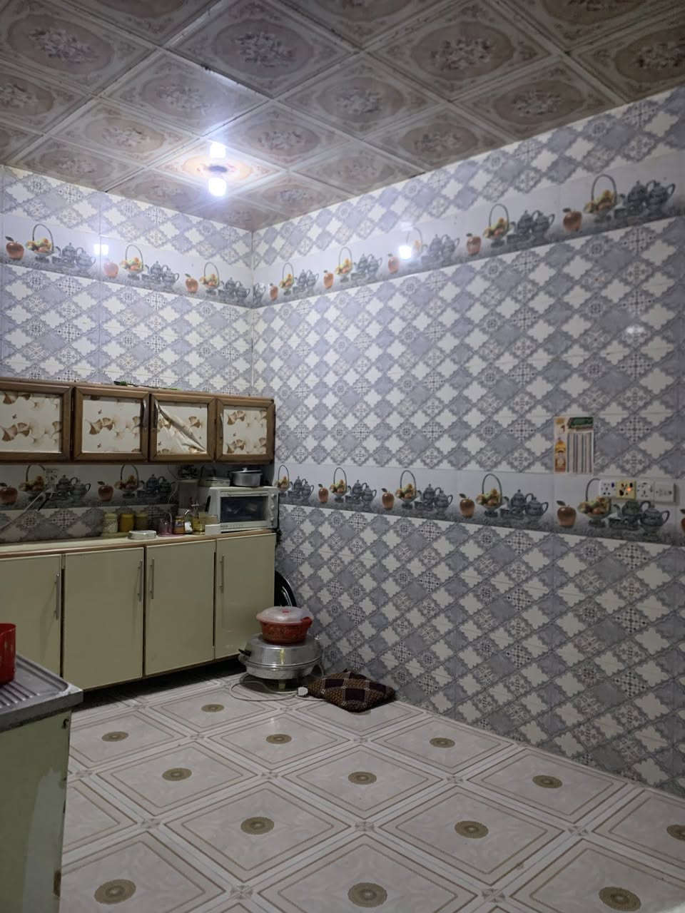 السلام عليكم بيت مساحه 140 متر بلخميسات قرب مطعم النافوره يبعد عن تبليط 100 متر خدمات ماي وكهرباء ومدارس وامبير ووصل طابو بي يحتوي على غرفتين وصاله وصحيات داخليه وخارجيه واستقبال البيت مرتب وحلو السعر كلش مناسب للتواصل ***********
