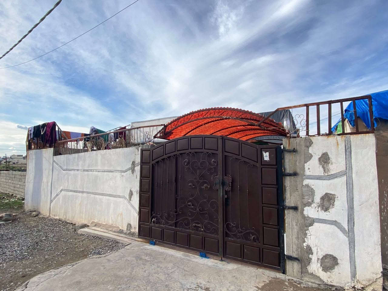 دار للبيع تجاوز عمل الشعبي منطقة مختار طه قريب الحدائق 240متر تقريباً  يبعد عن الطابو 100متر  غرفتين وهول ومطبخ واستقبال وصحيات بي ترك خلفي 3متر على عرض القطعه وهذه صور الواجه والحوش السعر 35 مليون ولتفاصيل أكثر الاتصال على الرقمين ***********////***********
