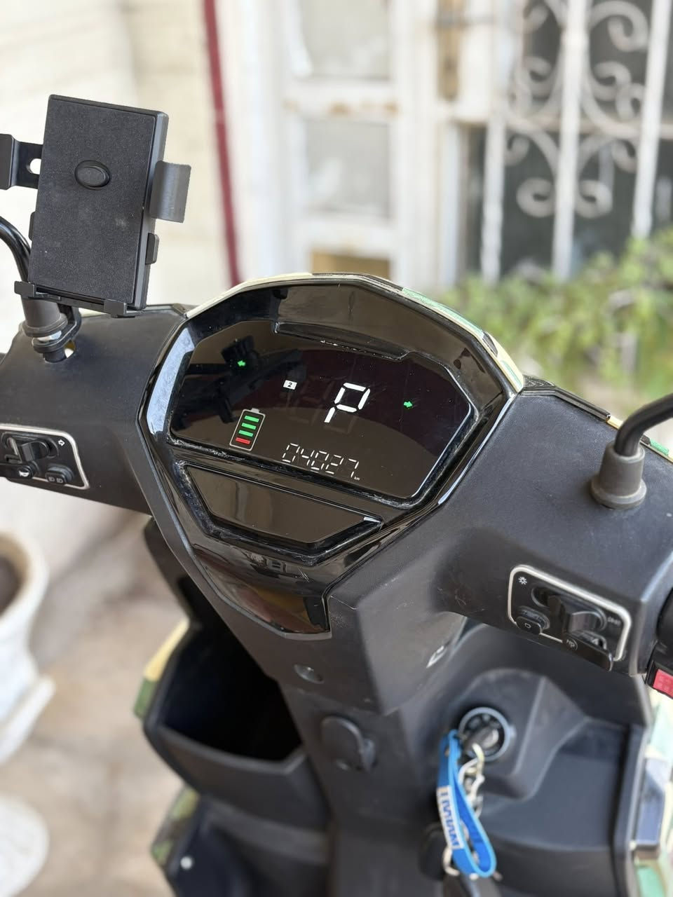 سلام عليكم دراجة سكنس شحن للبيع
نوع سكنس شحن 
بطارية عدد 6مسطرة 
سرعتها 80
ملفها 1500
بصمتين +سوجين
لايتات زنون عالي ناصي 
بيها وضعية بارك 
الدراجة شكل مميز 
عنواني بغداد حي الجهاد الاطباء 
هاذا رقمي ***********
