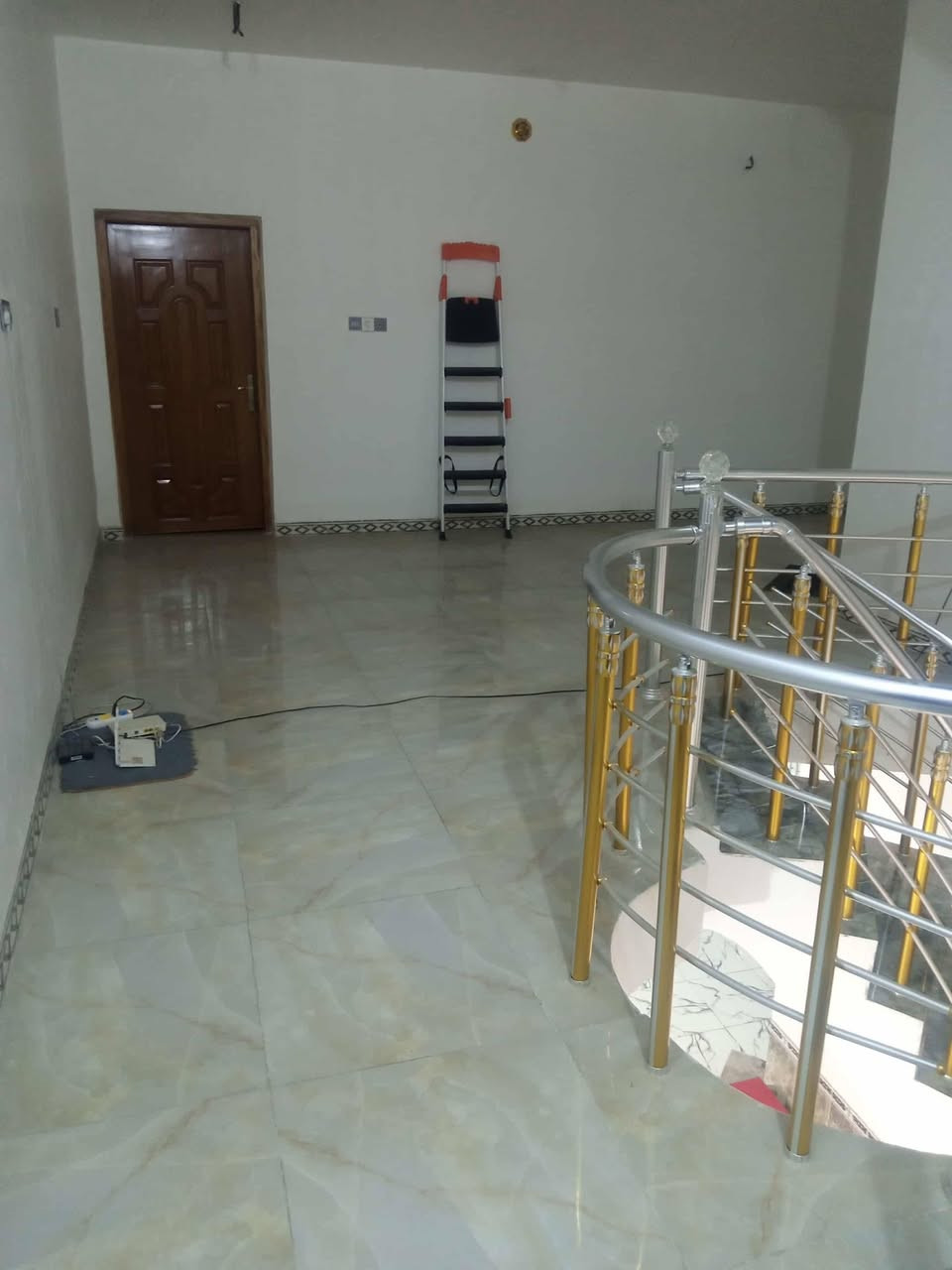 ياالله
بيت طابو صرف طابقين مسلح مساحته البيت 125 متر 🏠

الموقع حي العسكري الغربي العلويات 

يبعد عن الشارع العام 60 متر يتكون من 3 غرف مع صاله مع استقبال مع مطبخ مع مغاسل عدد 3 رباط عرض متر والداخل 80 ارتفاع عن الشارع متر بناءً حديث شوف عينك السعر خاص *********** وأتساب شغال 👉🏠
