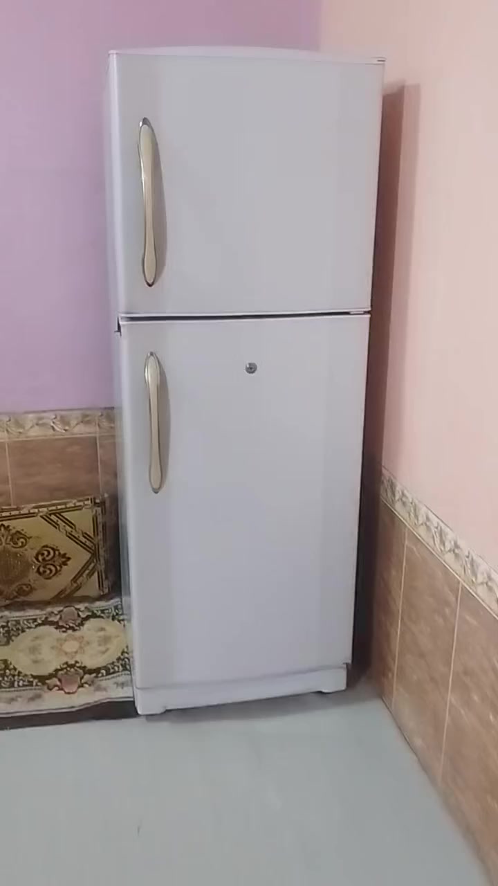 ثلاجه مستخدمه شغاله. السعر. 160
***********
