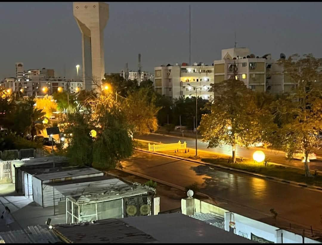 شقة للايجار في مجمع الصالحية***********
مجمع الصالحية طابق 3 بنايه رقم 2 مقابل الجوزات شقه ثلاثة نوم مفروشه بالكامل  5 سبالت منها أثنان في الصاله .
