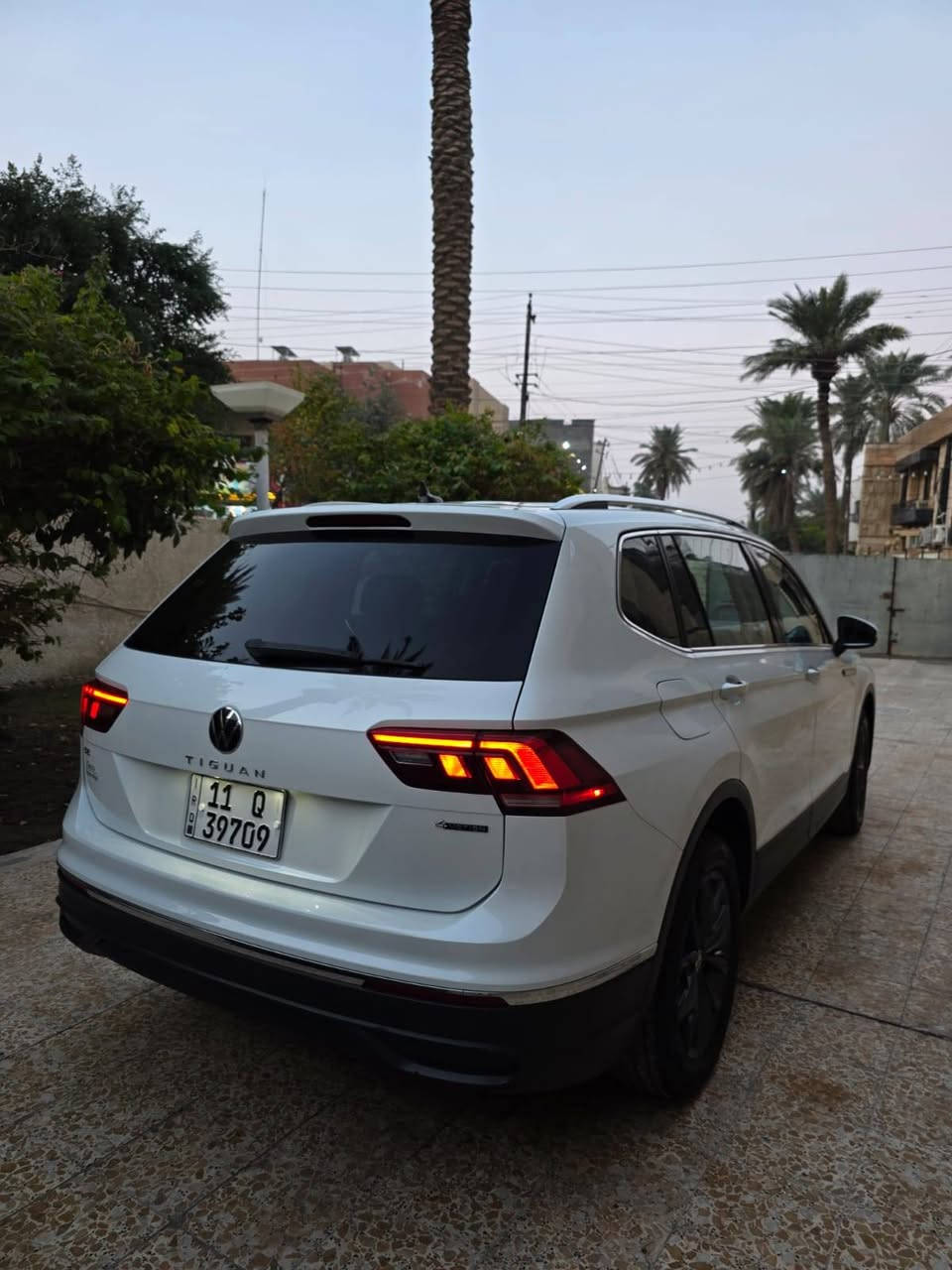 السلام عليكم...تيكوان 2023 سياره جديده بدون أي نقص حادثه جاملغ و بونيد و بيه بس الغد الأيسر معدل بارد بدون صبغ و بدون حار...شواصي مكينه 2.9 تيربو كير كله مكفول بلادي السياره ماشيه 28 الف دفع رباعي ايربك بيه فقط ستيرن و برده و الستيرن راجع سستم....سعره 165 ورقه رقمي ***********   مكاني بغداد حي الجامعه بغداد, العراق
