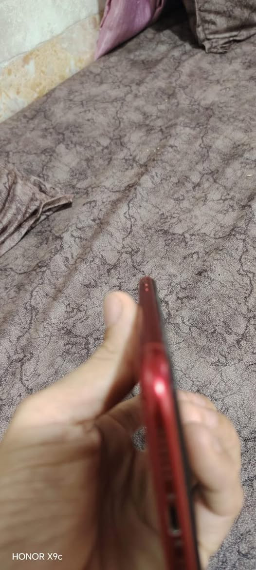ايفون اكس ار
ذاكره 64كيكا 

فقط الضهر مفطور مثل ما موضح ب صوره 

مبدل بطاريه وشاشه اصليه

فقط دكمه التنصي الصوت عاطل تتصلح ب 5الف

فيس ايدي متوقف 

والباقي كله شغال

السعر ~ 90 الف 

***********
