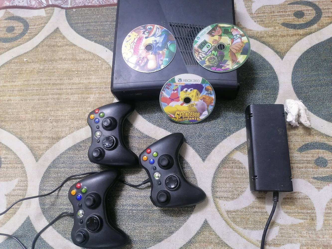 سلام عليكم ورحمة الله وبركاته.. XBOX360   الاصلي يحتوي على تخزين اكثر من ٢٥ لعبة + ثلاث جوستك اثنين سلكي واحد لا سلكي.. ويمكنك ربطه على الانترنت والتحديث وتنزيل الالعاب..
حبيبي شنو الموديل بالضبط؟ هل هو Xbox 360 S لو E وكم سعة التخزين بيه (مثلاً 250GB أو 500GB)؟: 
***********