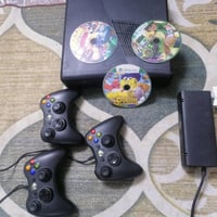 XBOX360   الاصلي يحتوي على تخزين اكثر من ٢٥ لعبة + ثلاث جوستك اثنين سل...