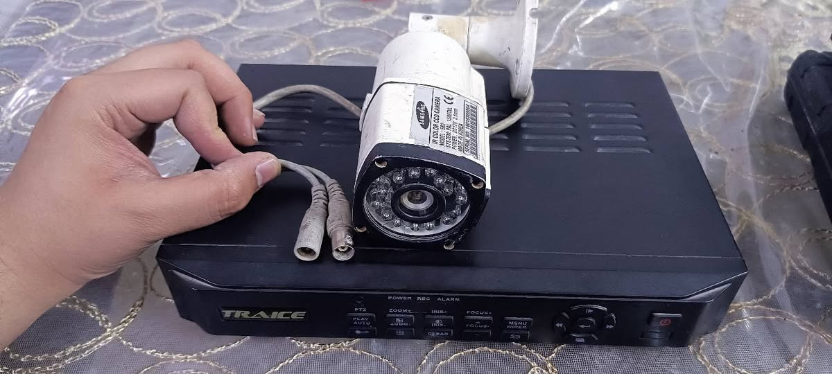 جهاز DVR اسوار الاصلي مع هارد 1 تيرا اصلي وكاميرا سامسونك الاصلية صنع كوريا
الهارد شغال فحصته على راك خارجي شغال وطبيعي والكاميرا شغاله لكن الجهاز ما اشتغل ما اعرف شنو مشكلتة ابيع على هذا الوضع اضمنلك الهارد والكاميرا شغالات 
كلهن 35 ومتوفر توصيل لكل العراق


**إذا كنت صاحب هذا الإعلان وتريد حذفه لأي سبب، رجاءا أرسل رسالة إلى الدعم الفني**