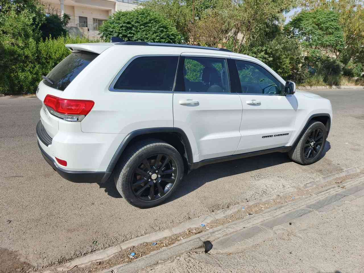 جيب لاريدو موديل 2017 رقم اربيل دولي لحد 2028 فول مواصفات عدا فتحه كلين بدون قطره صبغ بدون تعديل بارد بدون تبديل بدون رصعه حتى دعاميات بالشرط كير ومحرك بالشرط ما مفتوح سياره جديده سعر 188 ورقة هذا رقمي ***********  مكان سيارة كركوك سياره برغي نقص ما بيها تخم تاير وياله قبل اسبوع شاده
