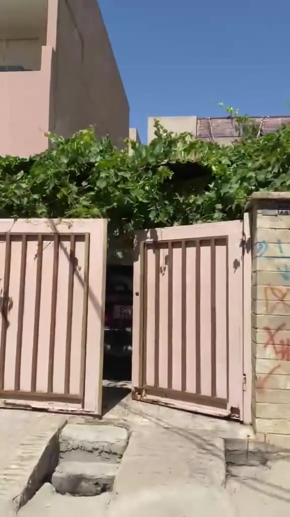 مكلف بالنشر…
بيت + مشتمل للبيع في منطقة حي المعلمين في الجانت الايمن
بناء سنة 1986
المساحه 200 متر 10 امتار واجهه و20 متر عمق 
يحتوي البيت الكبير على ثلاثة غرف نوم ومطبخ وصحيات 
ويحتوي المشتمل على غرفه واحده ومطبخ وصحيات 
للاستفسار الاتصال على الارقام المذكوره
***********
***********
