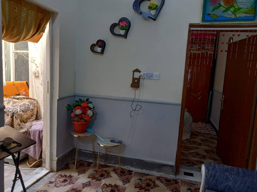 بيت في حي الجوادين شارع الإمام جعفر الصادق مقابل مجمع امل الجنوب 
المساحه ١٠٠ 
ماء .مجاري.تبليط.كهرباء 
غرفه 
صاله 
ومطبخ 
ديوانية 
صحيات 
***********
