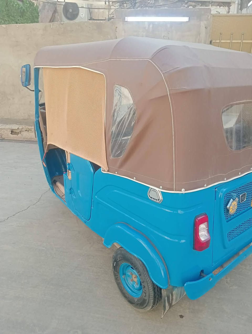 السلام عليكم
للبيع 21 تحويل 
التكتك معمره جديد 
كامله مكينه مجفته جديد 
دوشمه جديده جادر جديد 
تخم تاير ويل جديد 
كهربائيات كامله السعر 
اتصل على الرقم *********** ديالى بعقوبة
