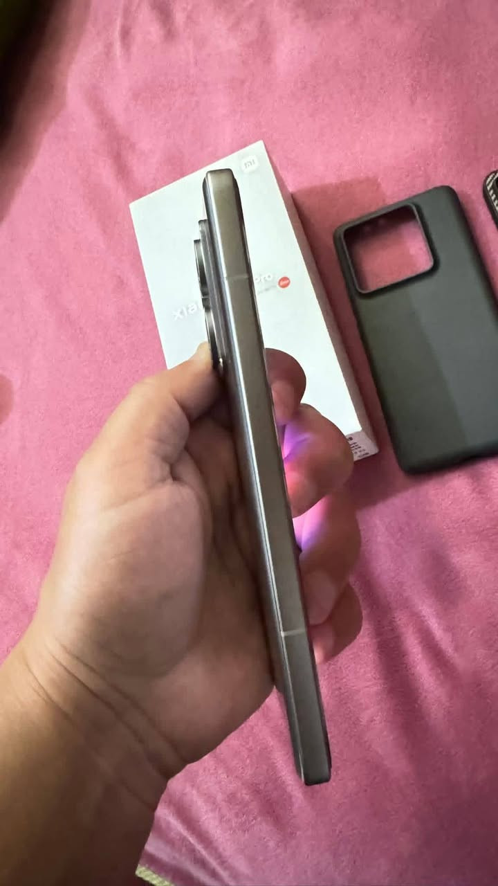 شاومي 14 تي برو  1 تيرا مع كامل ملحقاته مع سماعه ابل برو الاصليه
الشاشة: AMOLED بحجم 6.67 بوصة بدقة 1220p
المعالج: Mediatek Dimensity 9300+
الكاميرات: خلفية 50+50+12 م.ب/ امامية 32 م.ب
الذاكرة+الرام: 256/512/1000 + 12/16 جيجابايت
نظام التشغيل: Android 14
البطارية: 5000 مللي امبير - 120 واط

مستخدم قليل جدا السعر مع السماعه 650 الف وبي مجال للشراي مكاني بغداد رقمي ‏‪0775 568 3453‬‏
