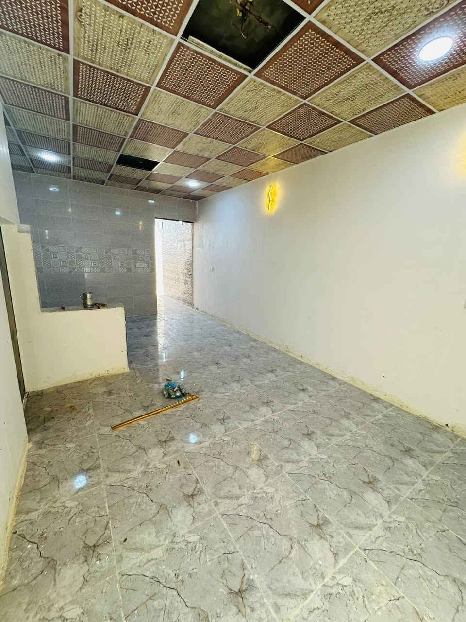 دار سكن عدد ٢  زراعي سند ٢٥ المساحه ١٠٠ م 
واجهة: ٥ م 
نزال : ٢٠ م 
الموقع : خلف معمل الاصباغ مجاور المدرسه 
اساس كونكريت سقف عكاده بناء حديث غير مسكون ٢٠٢٦ 
تسلسم مفتاح 
كافة الخدمات ماء كهرباء تبليط قرب الدار 
يحتوي على غرفة نوم  وصاله ومطبخ واستقبال ومجموعه صحيه مع حمام وكراج سياره  
سعر الدار الواحد ٢٨ مليون مع المجال 
للاستفسار الاتصال على الارقام التاليه 
***********
***********
او مراجعة مكتب الحولي مقابل باب الجامعه الخلفي
