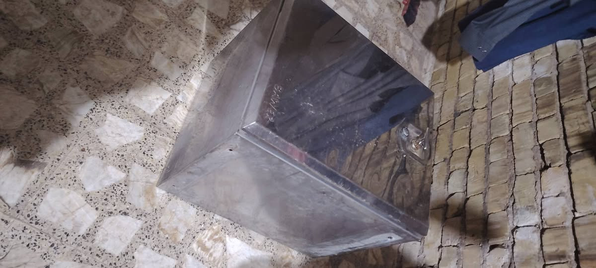 سلام عليكم صندوك البيع الارتفاع 50 سانتيم العرض 60 أو شاير همر أمريكي اصلي العنوان بغداد تقاطع درويش ***********
