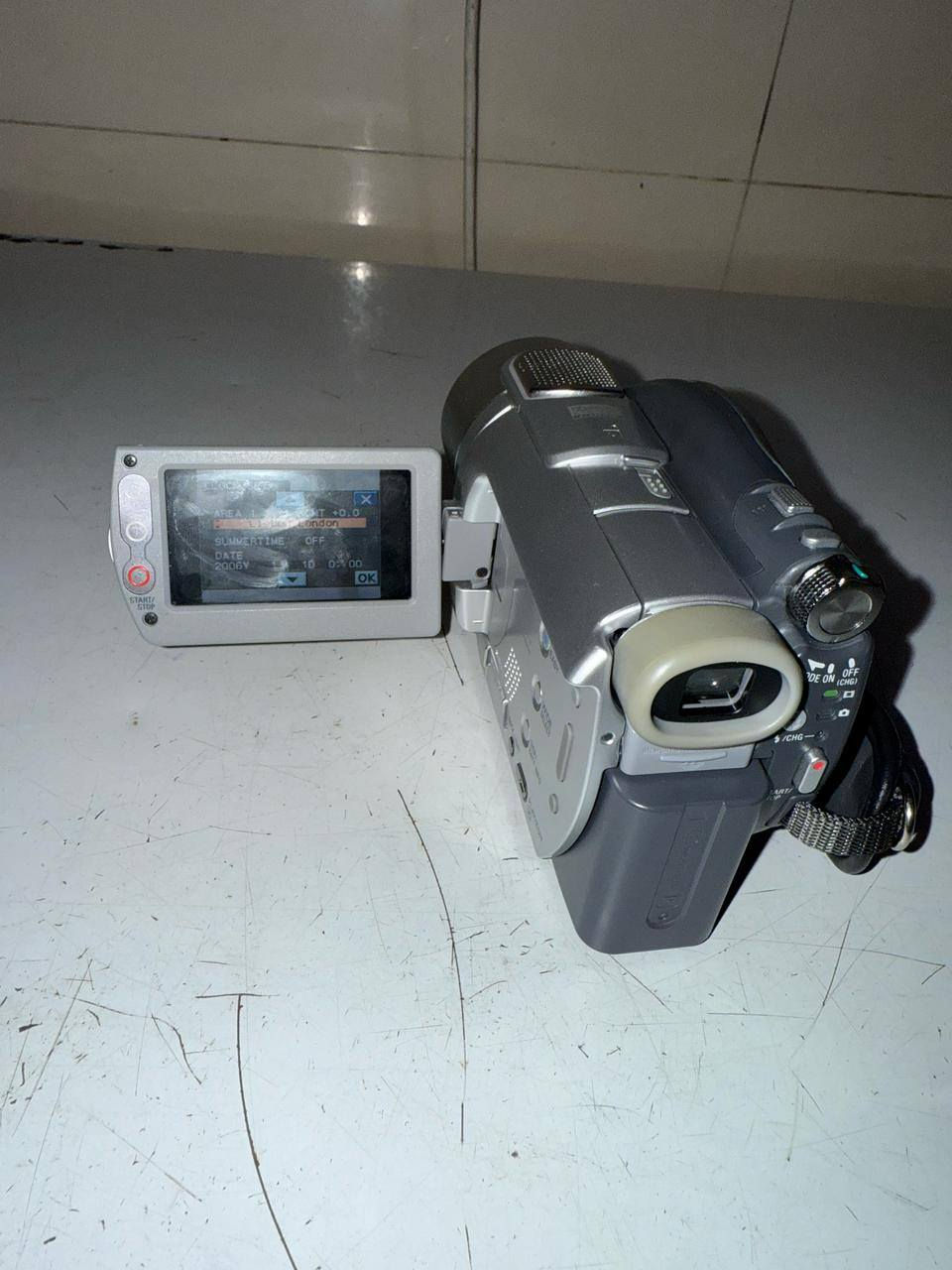 السلام عليكم عندي هاي الكامره للبيع جديده مامستخدمه نهائيا للإستفسار الإتصال على الرقم ***********
