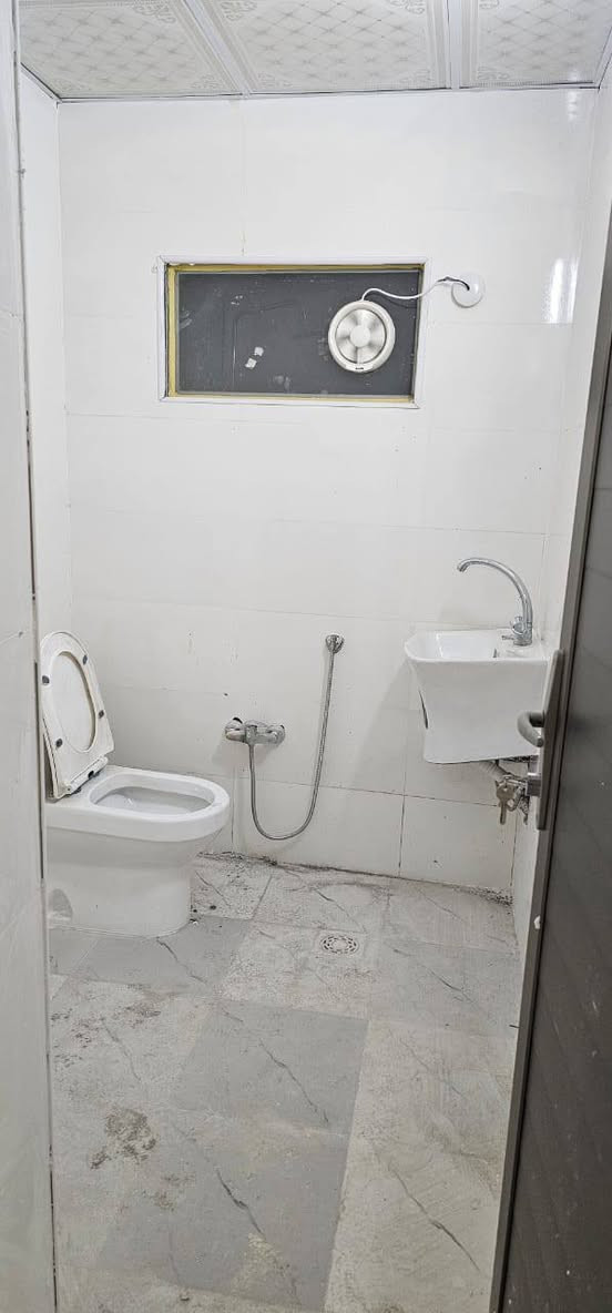 السلام عليكم شقه سرقفليه في شارع الجسر ترميم صارله شهرين طابق ثاني كلش نضيف المساحه 80متر اطلاله على شارع الجسر السعر 14مليون وبي مجال للشراي بل شهر تنطي 125الف للاستفسار زياره المكتب في شارع الاسكان قرب صيدليه الحرمين او الاتصال ***********-استاذ حيدر
