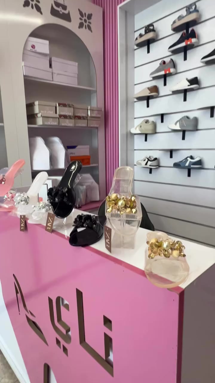 العنوان بسمايه الشارع العام 
محل ناي للاحذيه والحقائب النسائية @إشارة


**إذا كنت صاحب هذا الإعلان وتريد حذفه لأي سبب، رجاءا أرسل رسالة إلى الدعم الفني**