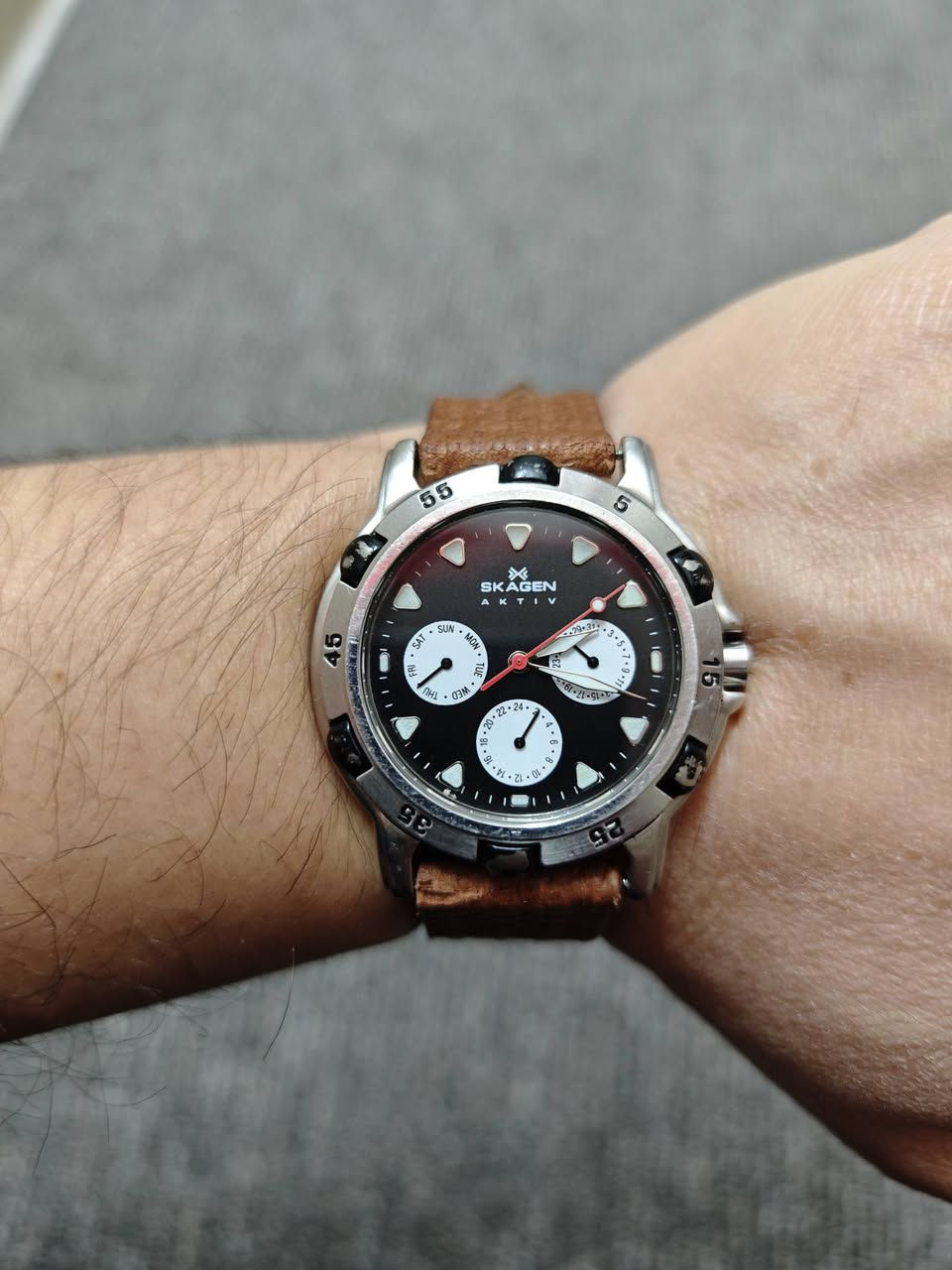 سلام علیکم. 
ساعە سکاجین دانیمارکی اصلی للبیع. مكینه یابانی باتری. سنتر یومی و اسبوعی و 24 ساعە. ستنلس ستیل. ارقام و امیال مضیئه. تصمیم باندا رائعه جدا. رینک دوار. قطر 40. نضیف و شغال مضبوط. سعر. 40 الف.


**إذا كنت صاحب هذا الإعلان وتريد حذفه لأي سبب، رجاءا أرسل رسالة إلى الدعم الفني**