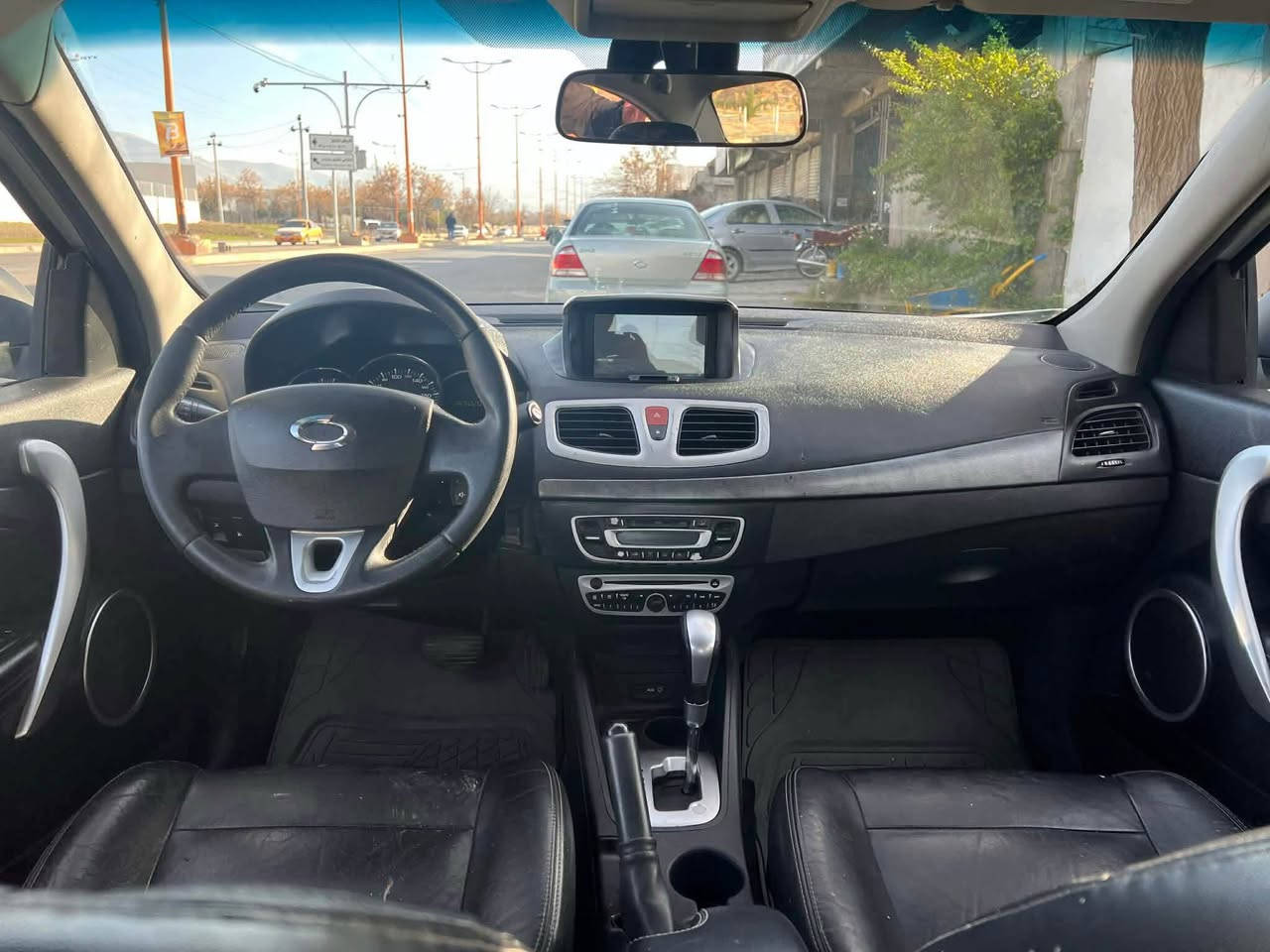 سه ره تا به ناوى خواى گه وره 
صه نى سامسونگ براوه ى دوبه ى موديل ٢٠١٠ شكل نوى مواسفات جلد وهيته ر شاشه حاصه فوليوم تحديد سرعه توماتيك دبل گيرِته نها سلايد نيه  كاره باى كامل مزبوته جامى هه لگيراوه سيمى سنوق و بريك و هه مووى به ستراوه چوار تايه ى نوى بي دعم و ليدراو پيشو دواى كه پسه گير مه كينه سه قف  كه فيلى مه ده نى به شه رت  
نرخى ٤٤ گه لاو مه جال 
شوين هه له بجه ى شهيد 
ژ.م*********** حلبجة, السليمانية
