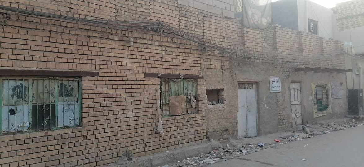 دار للبيع في محلة الشعله قرب المدرسه العباسية المساحة ١٦٥
الواجهه ١٨والنزال ٩
واقع حال ١٦٨للاستفسار 
***********
