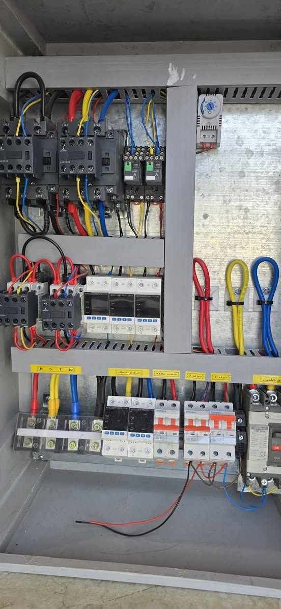 تجهيز وتصميم بوردات السيطرة الكهربائية للمنازل والمزارع والمشاريع،
وفق تنظيم هندسي يضمن توزيع الأحمال بصورة صحيحة وسهولة التشغيل والمتابعة.
يتم التنفيذ حسب متطلبات الموقع وطبيعة الحمل،
مع اعتماد مكونات مناسبة للاستخدام المستمر.
EPC Solar
لحلول الطاقة الشمسية والأنظمة الكهربائية
📞 *********** 
شارع الجامعة _ مقابل جامع الحسنين
