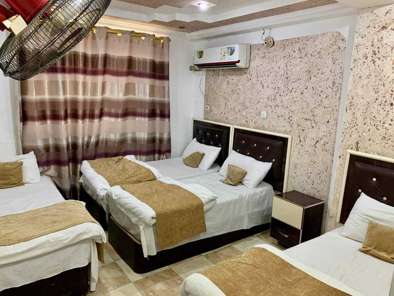 فندق ضفاف النجف ⭐⭐⭐⭐
أهلاً وسهلاً بكم في فندق ضفوف النجف، حيث الراحة والضيافة الأصيلة في قلب مدينة النجف الأشرف.

📍 الموقع: سايدين شارع المدينة، بالقرب من شارع الرسول.

نوفر لكم:

- غرف بسريرين، ثلاث أسرة، أربع أسرة، وحتى غرف عائلية مميزة بـ 5 أسرة.
- خدمة استقبال على مدار 24 ساعة.
- نظافة يومية وخدمة غرف مستمرة.
- أجواء هادئة ومريحة تناسب العائلات والزائرين.
- أسعار مناسبة وخدمة راقية.

✨ إذا كنت تبحث عن الراحة، النظافة، والموقع المميز، فإن فندق ضفوف النجف هو خيارك الأمثل.

للحجز والاستفسار، تواصلوا معنا في أي وقت، ويسعدنا استقبالكم.***********
