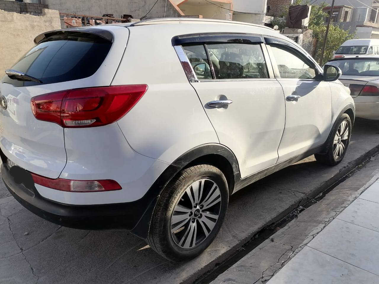 کیاسپورتاج 2015
دووپارچەو نیوی هەیە بێلێدران
پێشو پشتی کەپسە 
گێڕ مەکینە تبرید بەشەرت 
هەزەو سەنەوی نوێیە 
سەیارەکە زۆر جوانە 
دینار مەسرەفی تێدانیە
سعری 145 کەمێک مەجال 
***********
*********** أربيل, العراق
