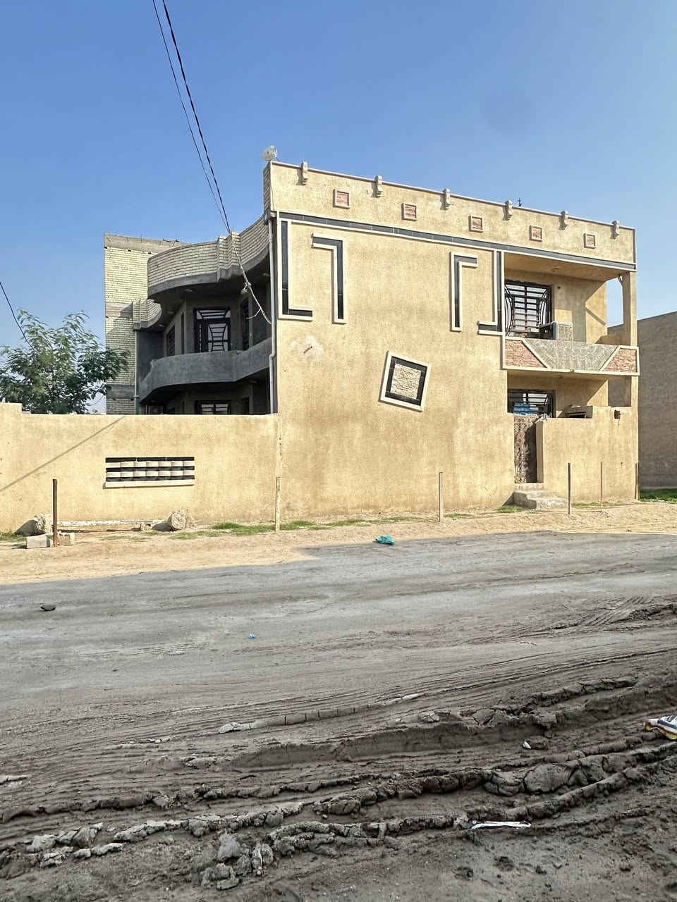 السلام عليكم البيع دار
ابو منيصير الضباط الثانيه 
بناء سنه 2021 طابوق 
المساحه 207متر ركن ع شارعين 
قرب الطريق القديم فلوجه بغداد يبعد 100متر بدايه الضباط الثانيه 
بناء درجه اولى فول كامل مناقص شي 
الطابق الارضي يتكون من 
استقبال12X4.25
صاله 8X4
غرف نوم 4.25
مطبخ 4.50X5.25
حمام 
تواليت داخليه 
توليت خارجيه 
منور عدد 2
طابق الاول يحتوي على 
اربع غرف نوم 4.25X5.50
صاله 8X4
حمام 
بلكونه خارجيه 
الطابق الثاني 
يحتوي على بيتونه خارجية ومخزن
الاستفسار الاتصال ع رقم صاحب دار 
***********
***********
