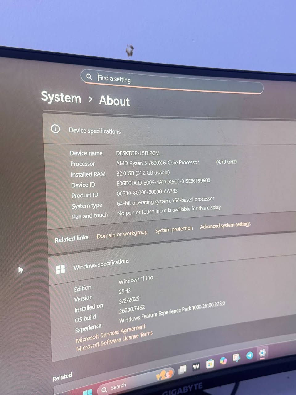 تجميعة Gaming & Productivity احترافية للبيع (جيل حديث DDR5)
الحالة: مستعملة سنة واحدة فقط بحالة ممتازة (نظيفة جداً) مع الكارتونات لجميع القطع.
​المواصفات التقنية:
​المعالج: AMD Ryzen 5 7600X (سداسي النواة، أداء جبار للألعاب والمونتاج).
​كرت الشاشة: ASUS Dual RTX 4070 12GB OC Edition (يدعم تقنيات DLSS 3 و Ray Tracing).
​الرام: Predator Vesta II 32GB (16x2) DDR5 6000MHz CL30 (سرعة فائقة).
​المذربورد: ASUS PRIME B650M-A CSM (منصة AM5 تدعم التطوير المستقبلي).
​الهارد: Predator GM7000 1TB NVMe M.2 (سرعة قراءة تصل إلى 7400MB/s).
​الشاشة: Gigabyte G34WQC 34-inch 2K 144Hz Ultra Wide Curved (تجربة سينمائية).
​المبرد: Arctic Freezer 36 CO (تبريد هوائي احترافي وهادئ).
​الباور سبلاي: Gamdias Helios 850W 80 Plus Bronze.
​الكيس: XIGMATEK AQUA ULTRA Black (تصميم زجاجي بانورامي مع مراوح RGB).
​الملحقات الإضافية:
​ماوس Logitech MX Master 2S (الأفضل للإنتاجية).
​كيبورد ميكانيكي Redragon K550 RGB Yama.
​لاقطة وايفاي TP-Link PCI.
​نظام تشغيل Windows 11 Pro أصلي
السعر مليونين ونص ٢،٥٠٠،٠٠٠
الاتصال على رقم الهاتف  ***********
