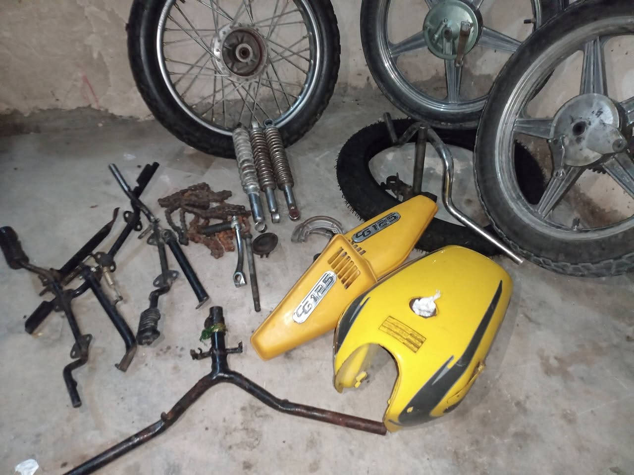 سلام عليكم.
للبيع غراض دراجة  أربعة كير خمسة كير
 ويل كب.امامي وخلفي جوبلس مع طبلة بريك ودشلي وزنجيل  كاملات جيب وشد اصلي ثقيل 
ويل سيم خلفي ثقيل كامل تاير وجوب 
تانكي وصفاحيات لون اصفر شركة 
دبلات خلفي ٣ اصلي 
دوسة محرك كاملات ٣ 
هندر اربعة كير 
ركبة اراشا اصلي بدون ضرر  +هورن +بنزات جديد اصلي  مشيف ما مسحوكات 
شراي تعال خاص او انتصل 
الرقم ***********
مكاني كربلاء المقدسة حي العامل
