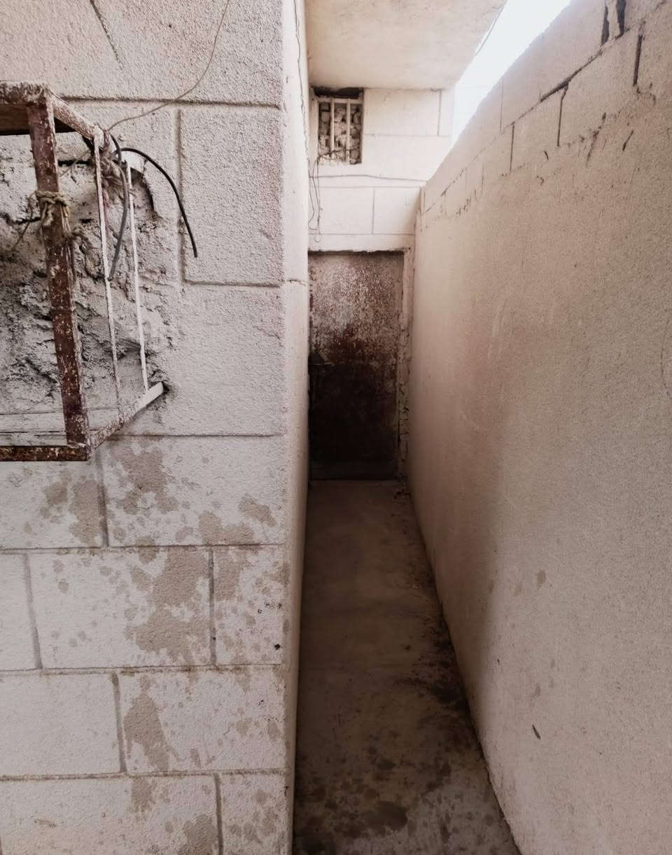 السلام عليكم
🛑#دار سكن للبيع  بناء قديم 

# المساحه 170م

..................... 

🛑# نوع العقار طابو صرف زراعي بإسم عراقي

🛑# وكاله ومكاتبه نسخه من طابو

................... 

🛑# يتكون من غرفه2 كل غرفه 4×4وصاله وموزع واستقبال 6×4 ومطبخ وصحيات حمام في الداخل وتاليت في الخارج 

🛑#يبعد عن الشارع الداخلي السايدين  وقبه بو الجوزي مشي سيرا 5 دقائق أقل النصف كيلو  عرض شارع البيت 7 ونص متر  

🛑#  جميع الخدمات متوفره مدارس وماء و كهرباء و مجاري 

🛑# خلف البيت نهر بزل للمجاري ماتحتار بيهن 

🛑# العنوان البصره ابو الجوزي مقابيل قبه أبو جوزي  وتدخل بلفرع 

...................... 
 
🛑السعر 60 وقابل للتفاوض... 

🛑الاستفسار📞 ***********
