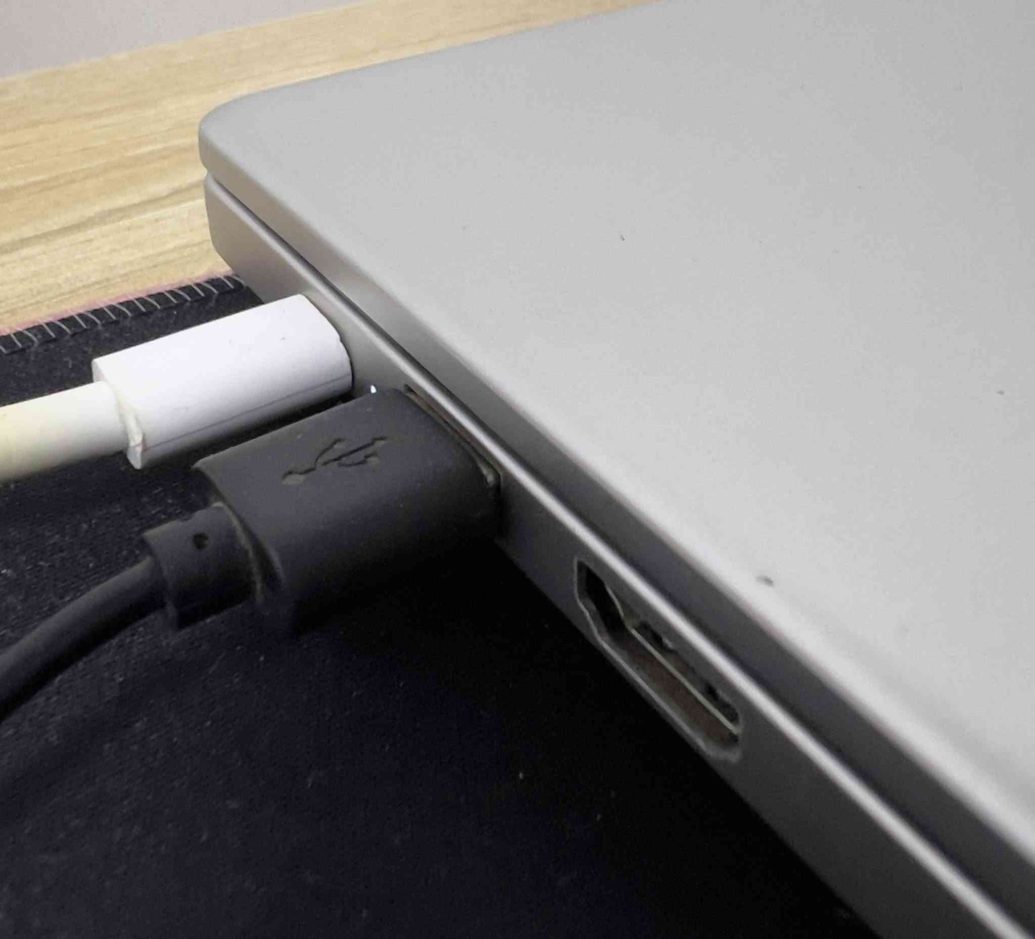 لابتوب هواوي MateBook D15 (للبيع)
جهاز نظيف جداً وأخو الجديد، استخدام منزلي خفيف وما مفتوح ولا مصلح.
⚙️ المواصفات:
 المعالج: Core i5 (سريع مال كرف وشغل).
 الرام: 8 جيجا (سلاسة وبدون أي تعليق).
 الشاشة: 15.6 بوصة FHD مريحة للعين.
 المميزات: هيكل ألمنيوم خفيف، بصمة إصبع بزر التشغيل، وكاميرا مخفية بالكيبورد.
 الملحقات: الشاحن الأصلي ماله.
 السعر: [500 الف] (وبيه مجال للشراي).
 (متواجد توصيل وفحص واستلام).
📞 للتواصل: خاص أو واتساب ***********
