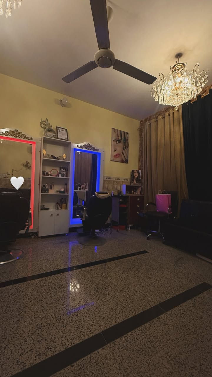 كراسي ثنين وتخم اسود جديد ولوحات و4 لوحات والمرايات وسديه مال  تنظيف بشره  ومغسله مال صالونات للبيع لي يحب يتواصل خاص للبيع كلهم


**إذا كنت صاحب هذا الإعلان وتريد حذفه لأي سبب، رجاءا أرسل رسالة إلى الدعم الفني**