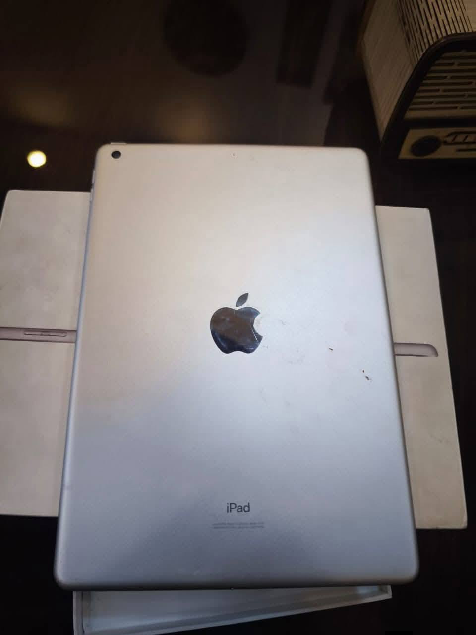 السلام عليكم مره خصه الادمن 
## 📱 للبيع: iPad 7th Generation (جيل سابع)
الجهاز بحالة ممتازة جداً (وضع الشركة) ونظيف جداً، استخدام راقي.
### 🔍 المواصفات والتفاصيل:
 * الحالة: وضع الشركة (قفل) مامنفتح نهائياً ولا مبدل به أي قطعة.
 * البطارية: نسبة الصحة 82% (أداء جيد جداً).
 * الذاكرة: 32 جيجا.
 * الملاحظات: الجهاز شغال بالكامل وما به أي نقص، فقط بصمة الدكمة (الـ Home) متوقفة، وباقي اللمس والعمليات طبيعية 100%.
### 📦 الملحقات:
 * الكرتونة الأصلية.
 * كيبل الشحن الأصلي.
📍 المكان: [النجف وما عندي توصيل ]
💰 السعر: [150] (/ مجال بسيط)
📞 للتواصل: مراسلة الخاص
الجهاز فقط دراسه وهسه خلصت دراسه واريد ابيعه واسف على الاطاله


**إذا كنت صاحب هذا الإعلان وتريد حذفه لأي سبب، رجاءا أرسل رسالة إلى الدعم الفني**