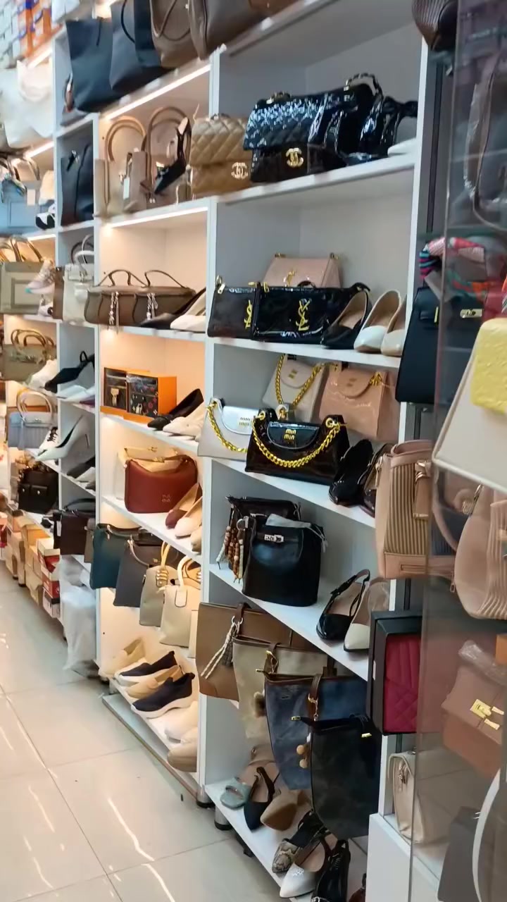 موقعنا في حي الخضراء داخل مول بلازا مجاور اسواق الرصافة 👛✨ *********** متوفر توصيل  جميع المحافظات ✨
