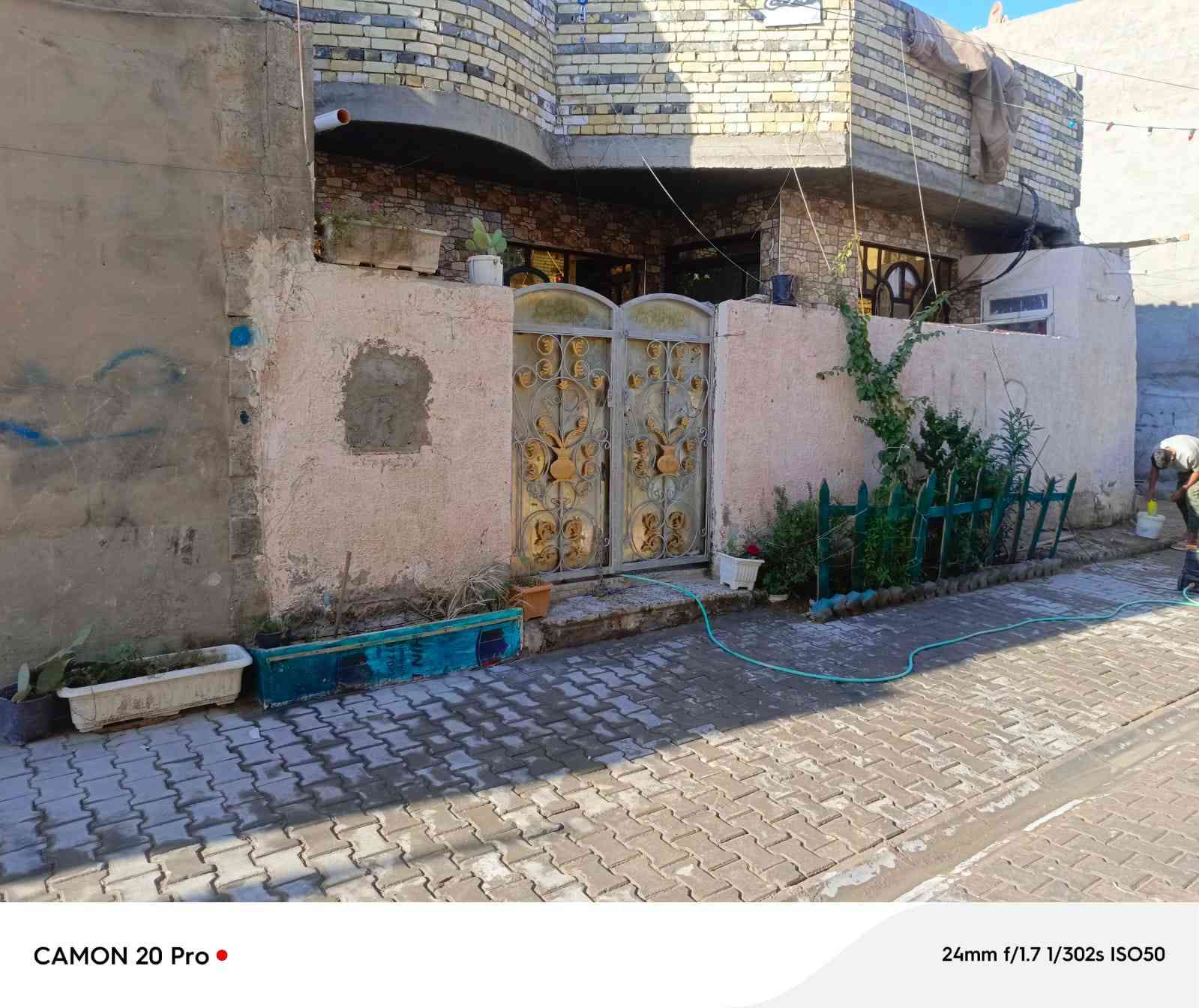 السلام عليكم
عندي بيت سند 25زراعي طابقين لبيع مساحه 100مربعه10في10
البيت يحتوي على 
كراج 
واستقبال 
وصاله 
ومطبخ 
 تواليت داخلي خارجي 
حمام داخلي 
الطابق الثاني 
يحتوي على 
غرفه
 وصاله 
العنوان حي اور قرب جامع بيت مجيسر 
الاتصال والاستفسار على الارقام التاليه 
***********
***********
