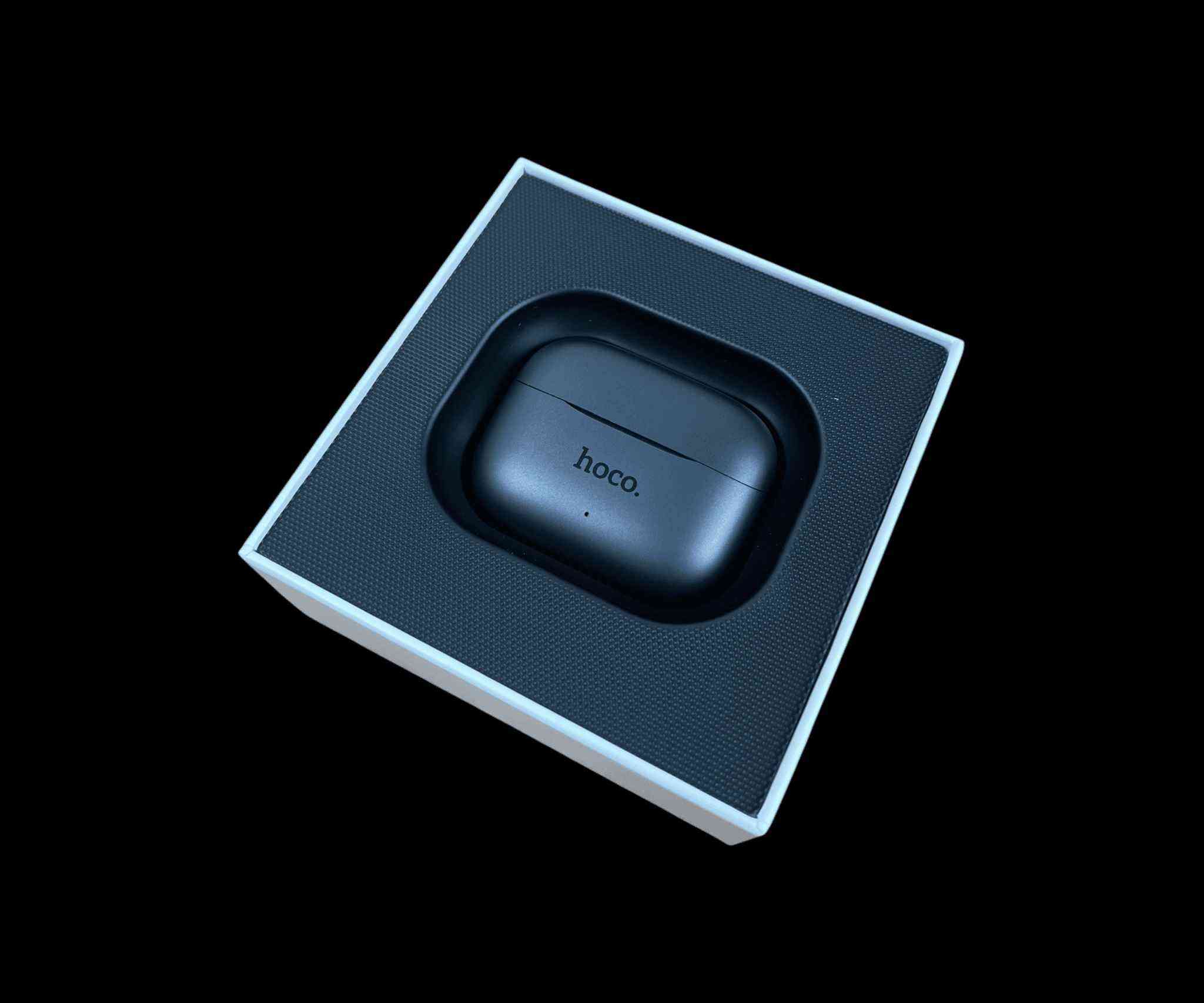 ايربود HOCO EQ27 AI للترجمة الفورية مع عزل ضوضاء

الاستخدامات

الترجمة الفورية أثناء المكالمات الهاتفية عند ربط السماعة بالتطبيق المخصص.

إجراء مكالمات واضحة حتى في الأماكن المزدحمة بفضل عزل الضوضاء.

الاستماع للموسيقى، الفيديوهات، والبودكاست بجودة صوت عالية.

مناسبة للسفر، العمل، الدراسة، والتواصل مع أشخاص بلغات مختلفة.

المميزات

ترجمة ذكية بالذكاء الاصطناعي (AI Translation) تدعم الترجمة عبر التطبيق لأكثر من 134 لغة.

تقنية عزل الضوضاء ANC + ENC لتحسين جودة المكالمات وتقليل الضجيج المحيط.

4 مايكروفونات لالتقاط صوت واضح أثناء المكالمات والترجمة.

إصدار بلوتوث 5.4 لاتصال أسرع وثابت مع استهلاك أقل للطاقة.

جودة صوت Hi-Fi مع دعم بروتوكولات الصوت: HSP  HFP  A2DP  AVRCP.

عمر بطارية السماعات حتى 7 ساعات استخدام متواصل.

علبة شحن توفر حتى 28 ساعة استخدام إجمالي (تشحن السماعات عدة مرات).

شحن عبر USB-C (DC 5V) سريع وسهل.

تصميم مريح مع سدادات سيليكون متعددة المقاسات لثبات أفضل داخل الأذن.

تحكم باللمس لتشغيل الموسيقى، المكالمات، والمساعد الصوتي.

محتويات الصندوق

سماعتي ايربود HOCO EQ27 AI

علبة شحن

كابل شحن USB-C

سدادات أذن سيليكون إضافية

دليل الاستخدام

الملاحظات

الترجمة تعمل عند ربط السماعة بتطبيق الهاتف (يتطلب إنترنت).

الترجمة مخصصة للمكالمات والمحادثات، وليست ترجمة مستقلة بدون هاتف.

يُنصح بشحن السماعة بالكامل قبل أول استخدام.   التواصل. 
***********. يوجد لدينا واتساب بغداد, العراق
