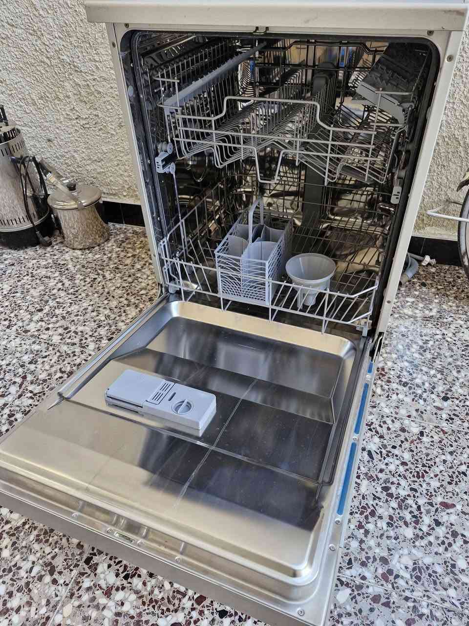 للبيع غساله صحون ثومبسون نظيفة جدا . السعر ٢٠٠ الف . بغداد 
***********
