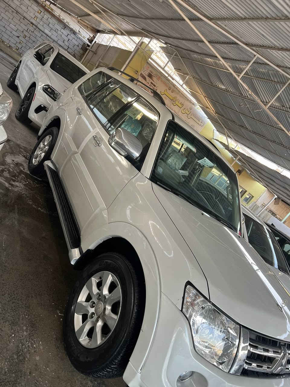 سلام عليكم باجيرو 14 حبتور سياره جديده ونضيفه ورقم سنويه الى 30  مكينه ٣٥٠٠ لا تنقيص ولا تبخير ولا صوت وجاهزه من كلشي تبريد حداديه كله وضعيته تمام سياره كفاله من كلشي وسعر ١٦٧ وبيه مجال حك الجيه مكان سياره الديوانيه 
مركز المدينه 
رقم الهاتف ***********
