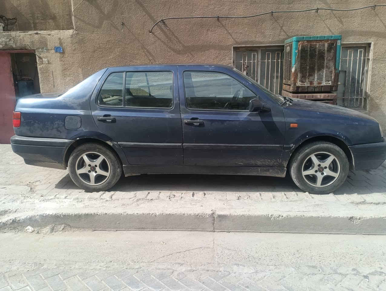 كولف فنتو للبيع موديل ١٩٩٢، رقم بغداد انكليزي، باسمي، بلادي، بدون  صبغ، بدون حادث، بدون تبديل ، كهربائيات كلهة شغالة، تبريد شغال، جاهزة من صدر وتايرات وباتري وكهربائيات وكسر ودواخل، الابواب والجام  تشتغل سنتر لوك بالرمونت.المكينة ٢٠٠٠ نوزل كير كهربائي اربع نمر، المكينة بيهة ضعف، والكير بعض الاحيان ما ينمر، يحتاج تبديل ضفيرة وسعر الضفيرة ٥٠ الف دينار من حجي ليث. العنوان بغداد مدينة الصدر، رقم الموبايل ***********
